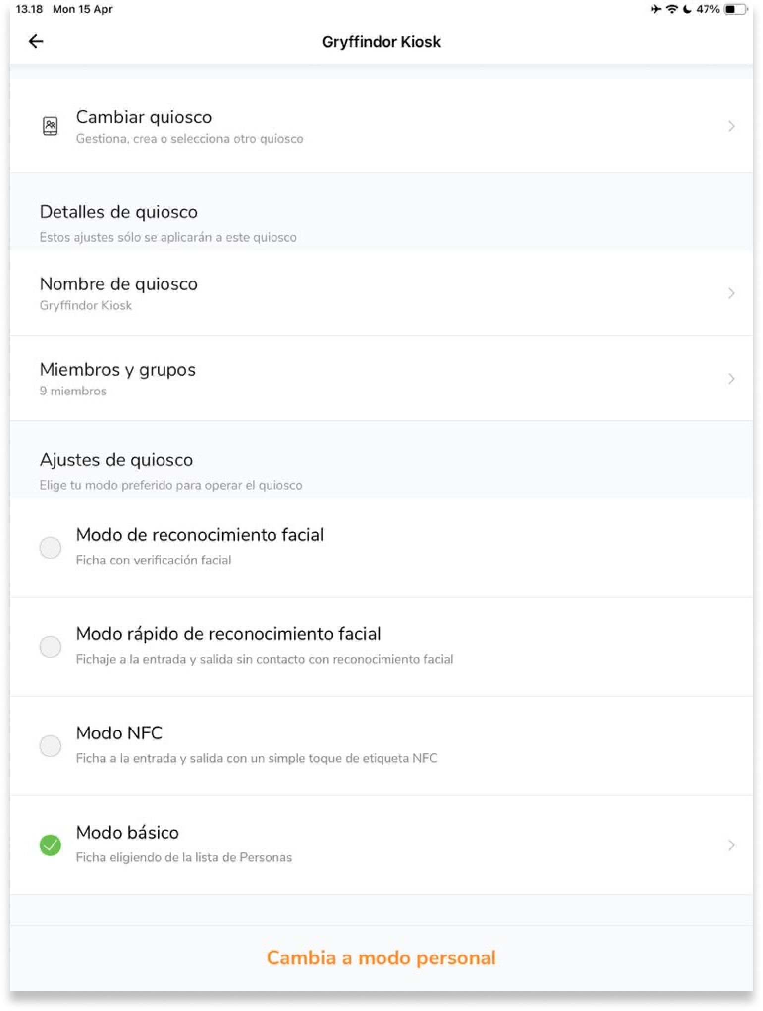Una vez habilitado el quiosco en línea de Jibble, los usuarios pueden ver el panel del quiosco. En la parte superior izquierda, hay un icono de engranaje para acceder a los ajustes del quiosco. Estos ajustes son diferentes de los ajustes de Control horario en modo personal y en la aplicación web, ya que sólo se aplican al quiosco que se está operando.