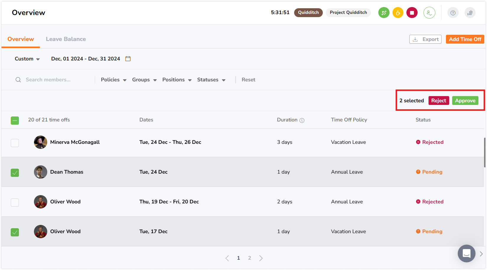 选择多个休假申请后，可批量执行批准或拒绝操作