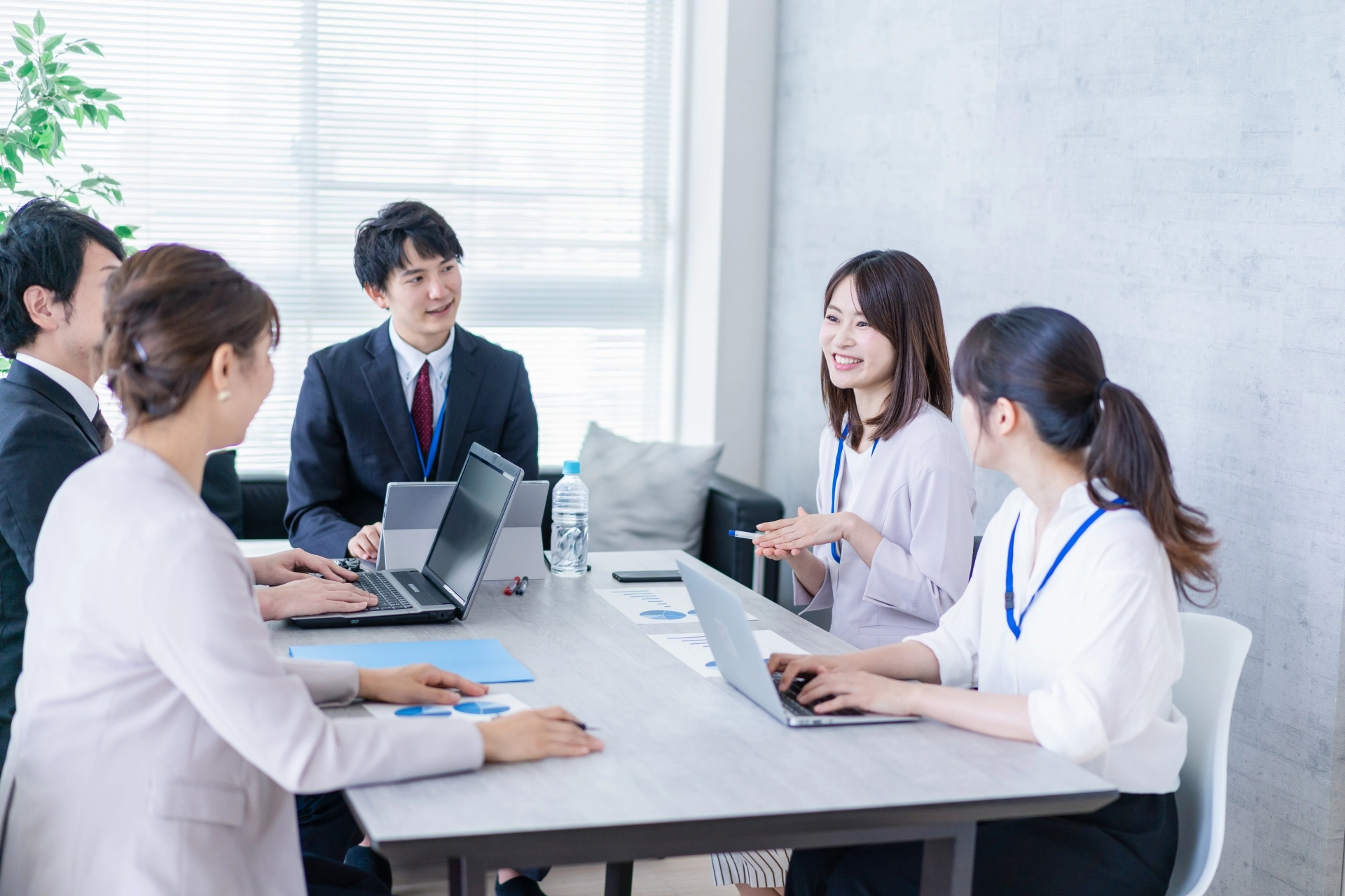 会議中の人たち