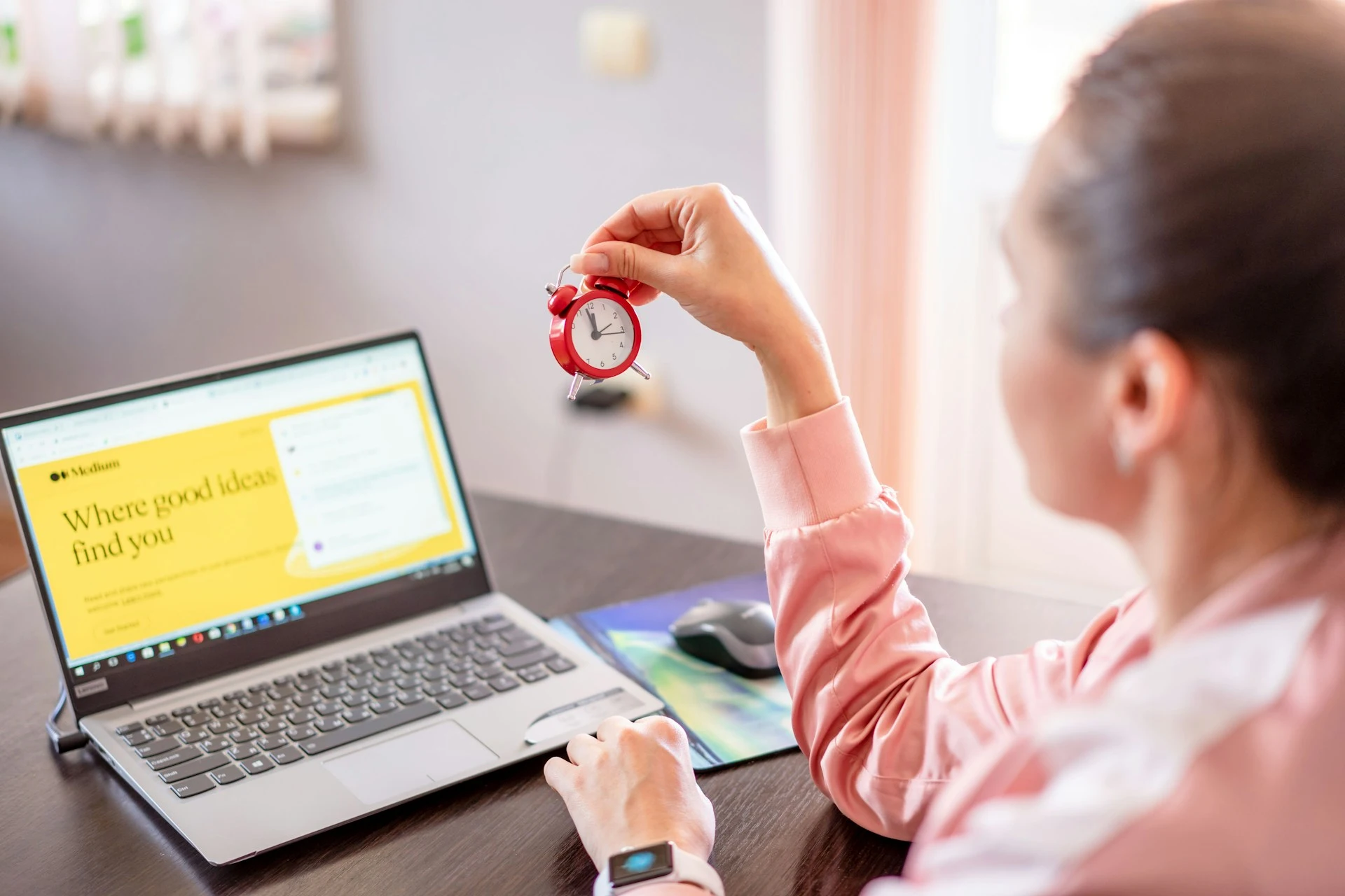 Una mujer sentada en un escritorio con una computadora portátil