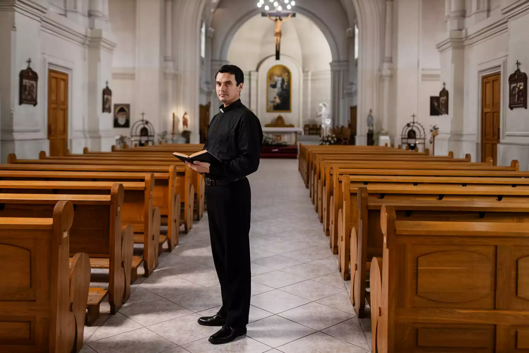 Prêtre à l'intérieur d'une église