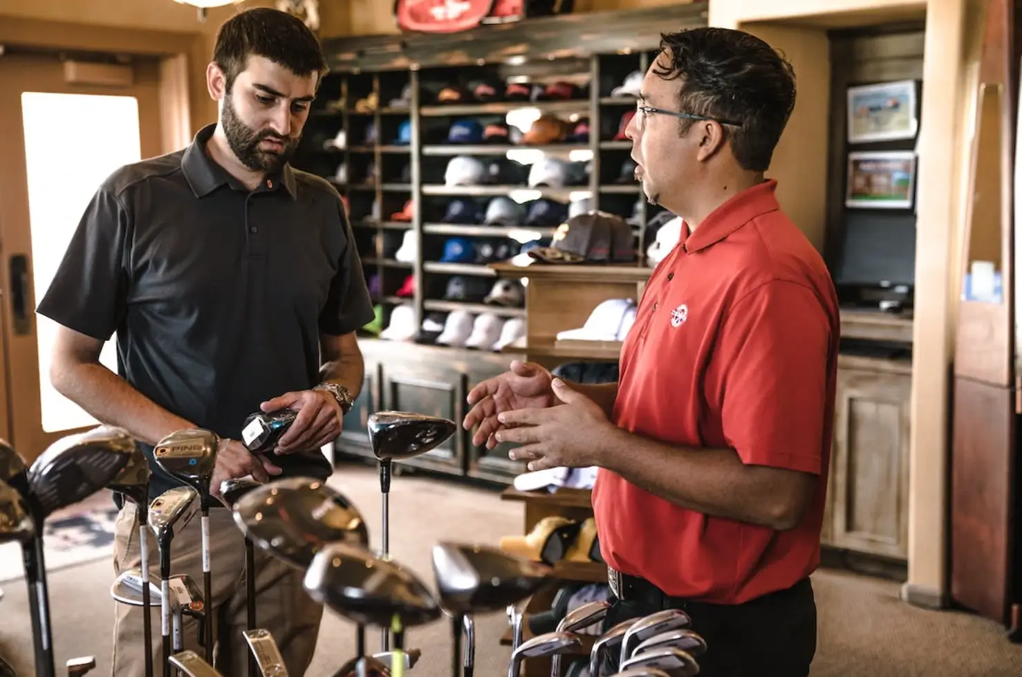 Dos hombres en una tienda de golf.
