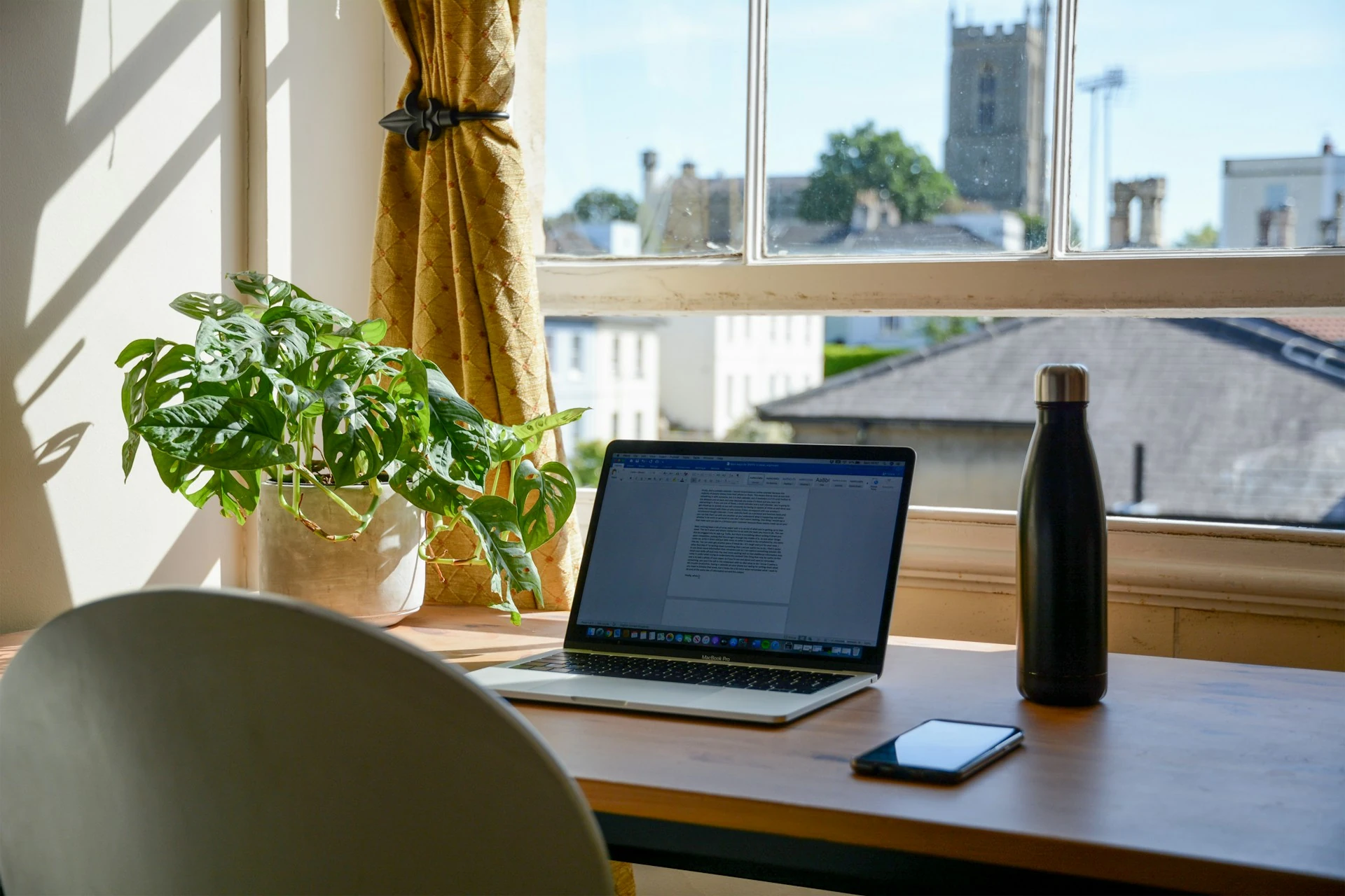 Un bureau avec un ordinateur portable, prêt pour le télétravail.