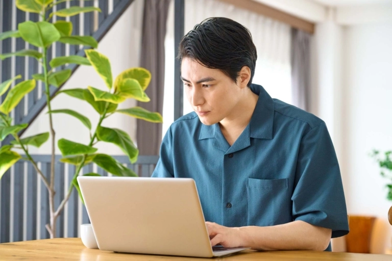 在宅勤務している男性