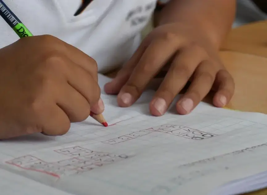 Niño resolviendo un problema matemático en un cuaderno.