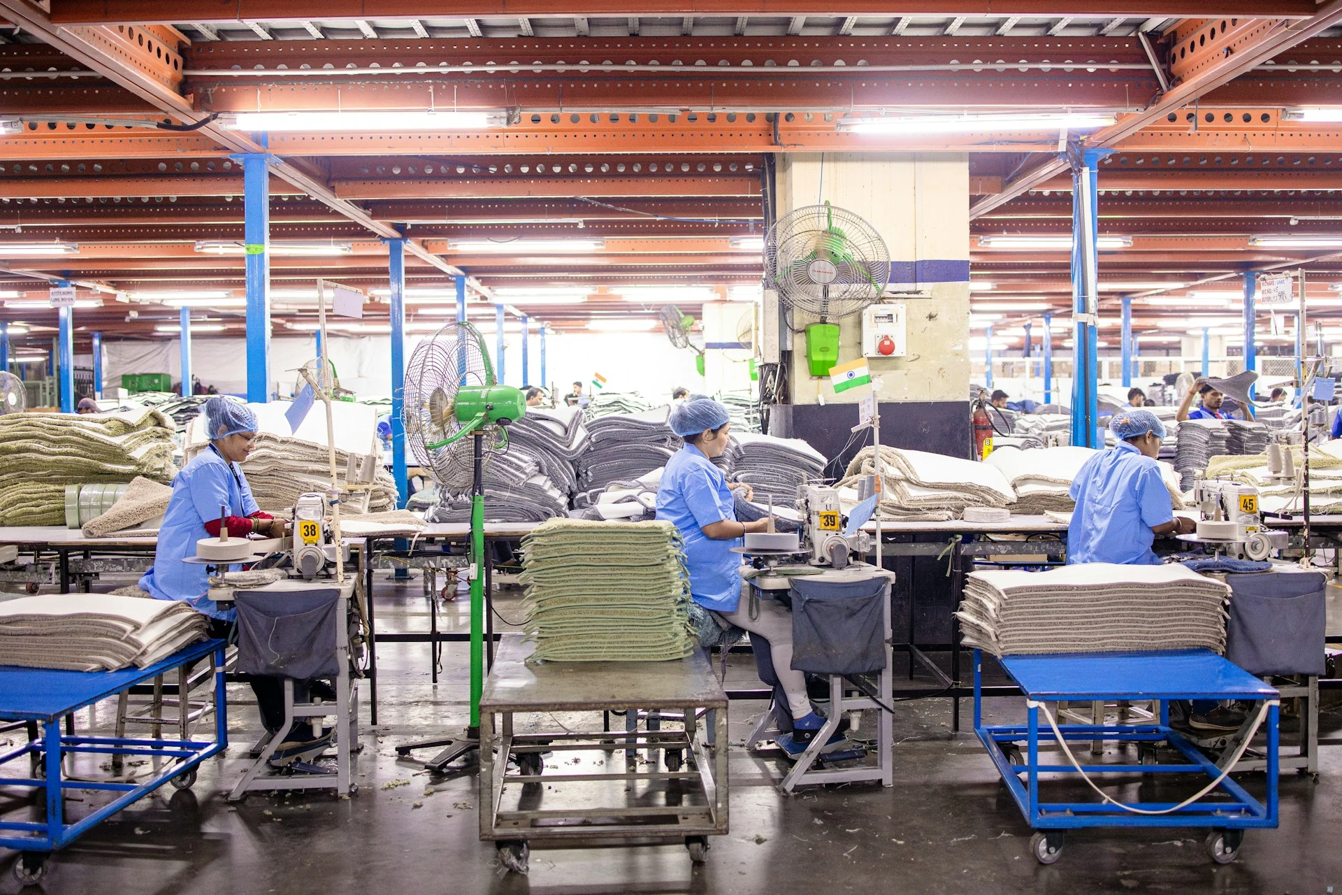 Des ouvriers travaillant dans une usine de vêtements