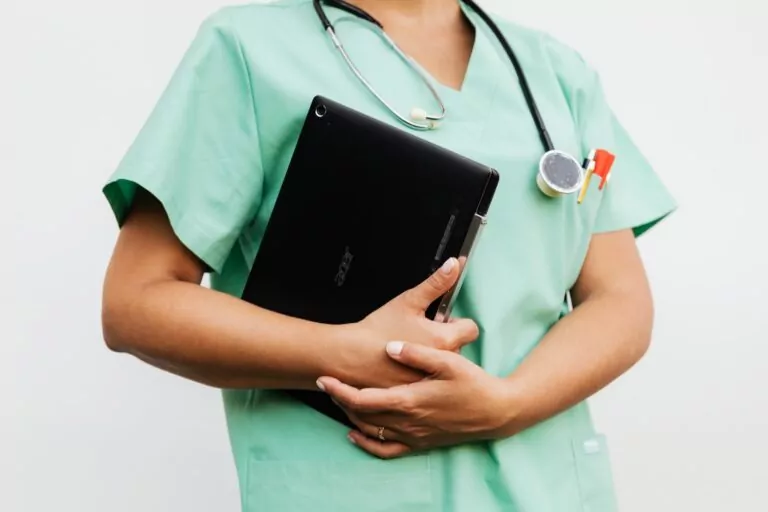 Top 6 Nursing Apps for Work. Photo by Karolina Grabowska: https://www.pexels.com/photo/a-doctor-holding-a-digital-tablet-5206922/