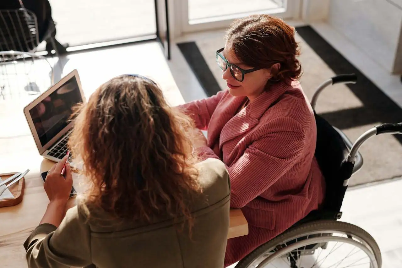 Two women talking about best time tracking practices.