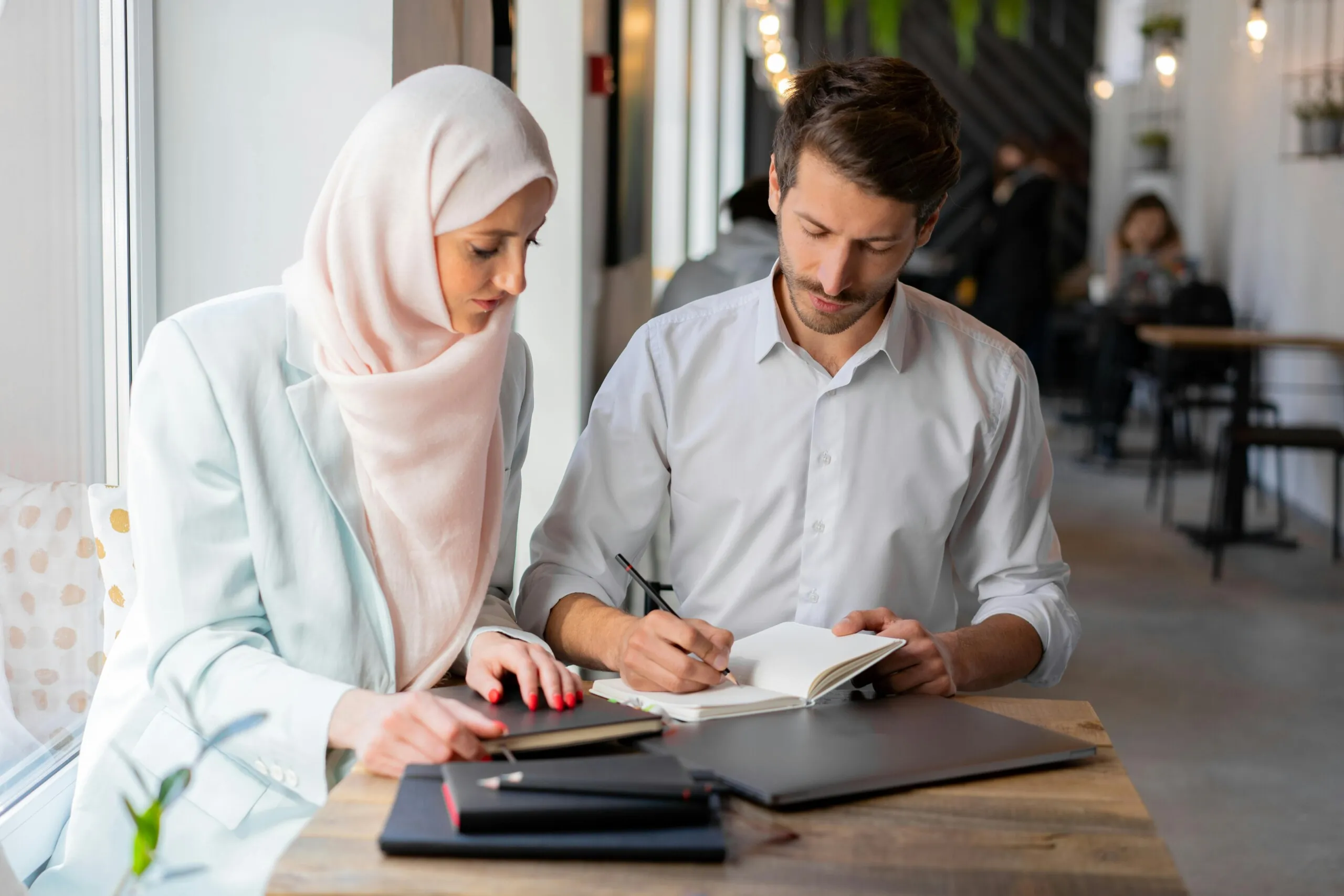 رجل وامرأة يتناقشان.