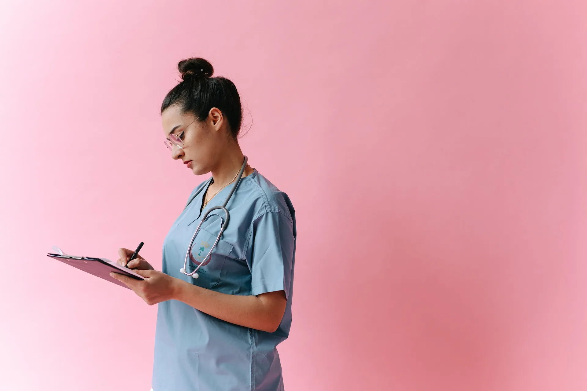 Photo by Thirdman: https://www.pexels.com/photo/a-doctor-taking-notes-7659868/