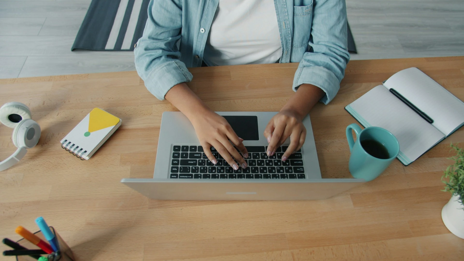 Eine Person, die an ihrem Laptop arbeitet