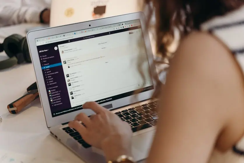 Mulher usando o Slack em um notebook