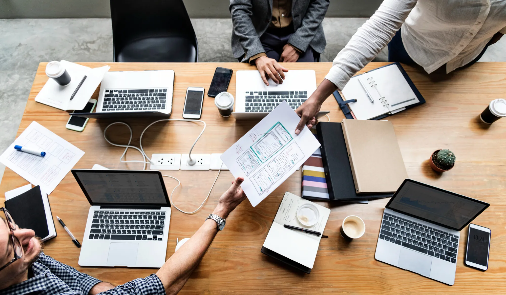 Un equipo trabajando y aportando ideas para crear juntos un software de control del tiempo ganador.