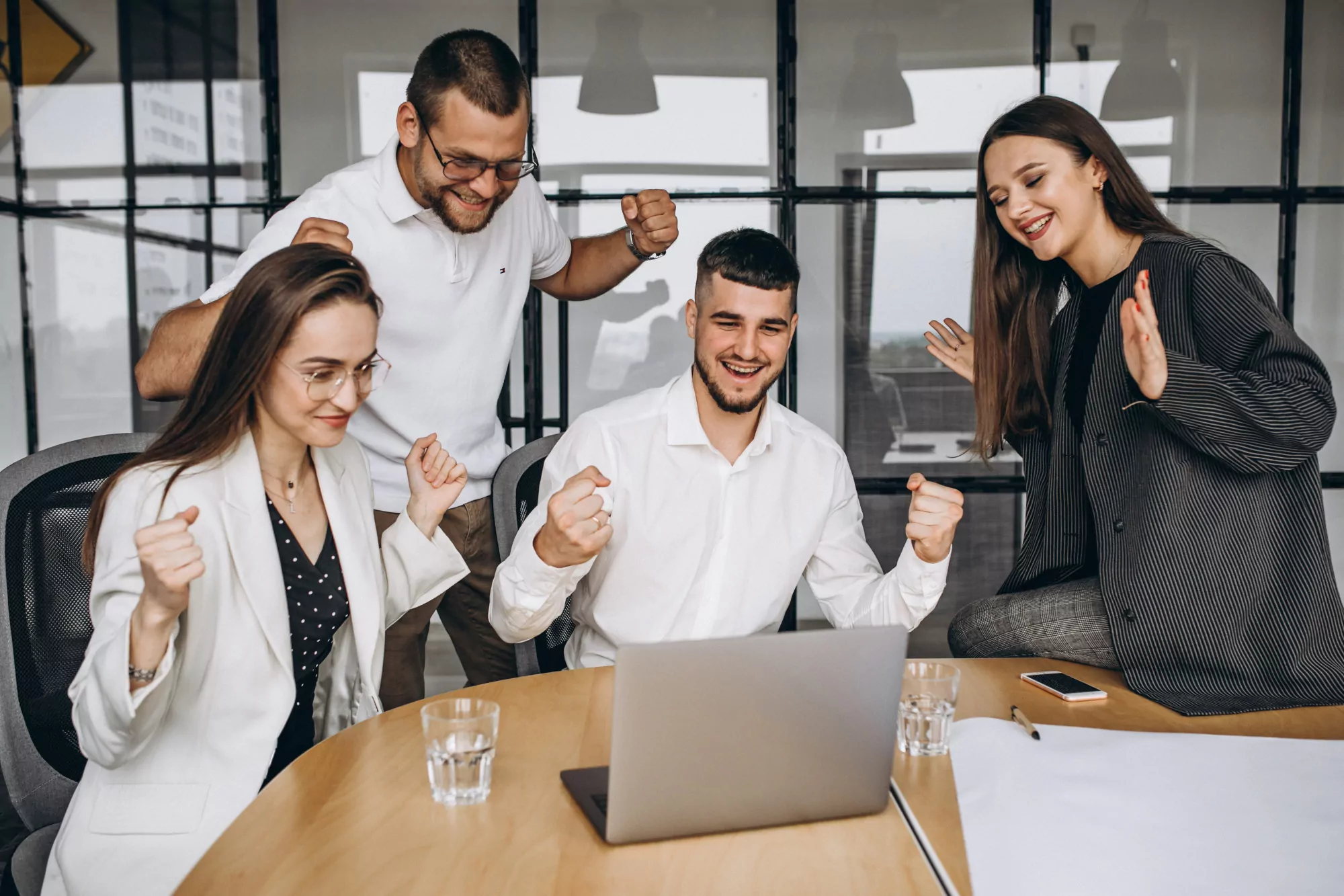 groupe d'employés dans une salle de réunion 