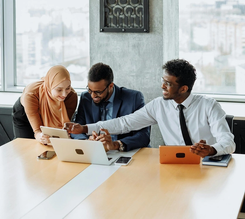 أشخاص يجتمعون على مكتب.