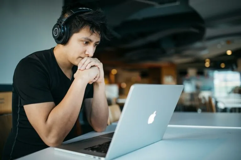 一名男子专心地看着电脑