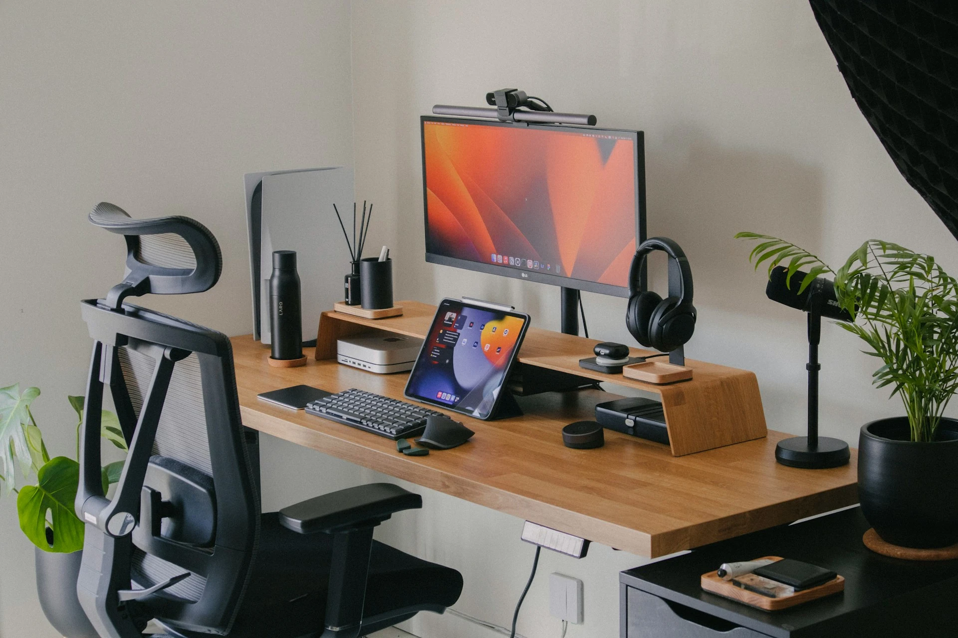 Un espacio de trabajo equipado con una tableta y un monitor de computadora.