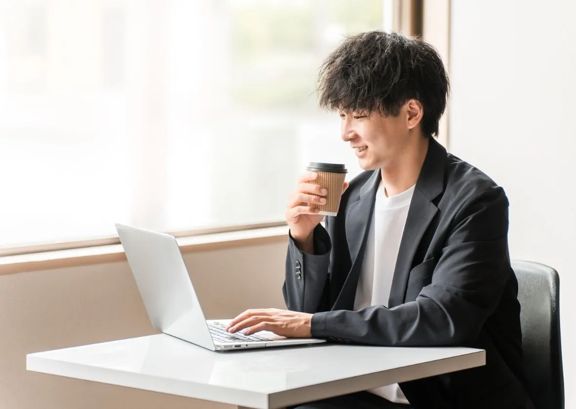 パソコンで作業する男性。