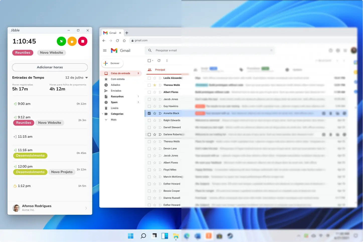 O software de monitoramento de funcionários Jibble apresenta capturas de tela borradas.