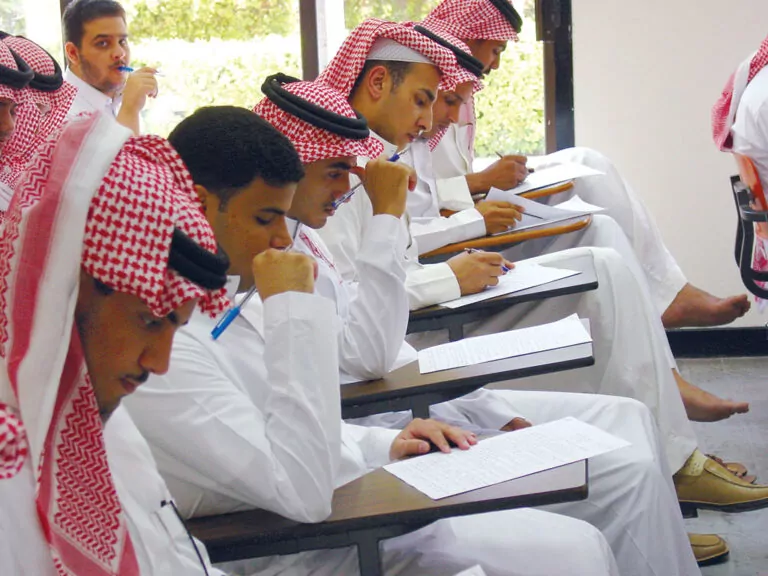 طلاب ينظرون في أوراق اختبارات