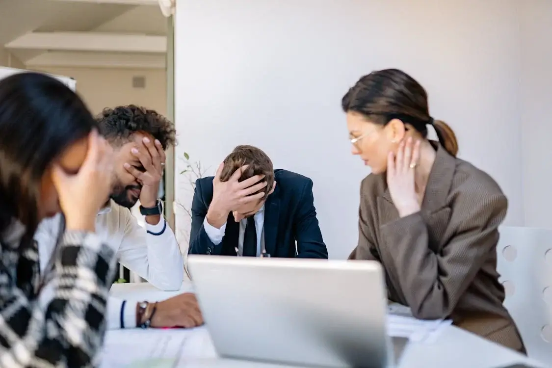 Empleados estresados en el trabajo.