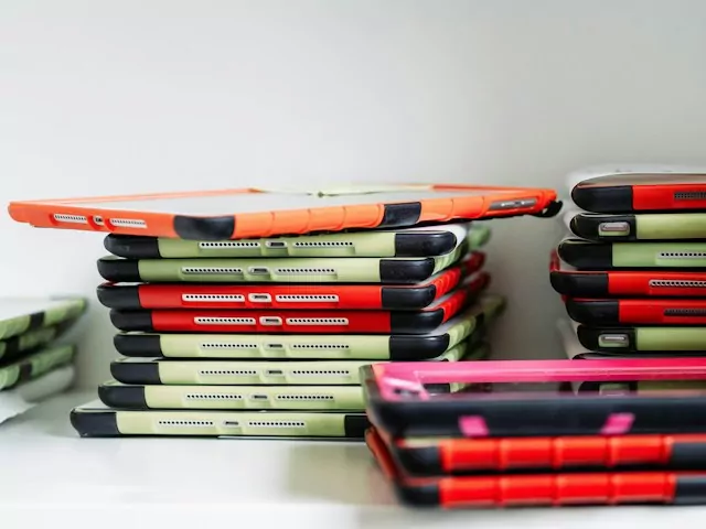 Visão lateral de iPads e capinhas da turma/dos alunos