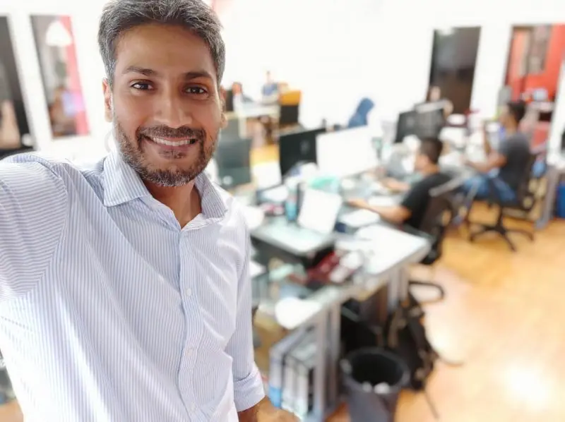 Asim Qureshi, avec l'équipe de PayrollPanda et Jibble
