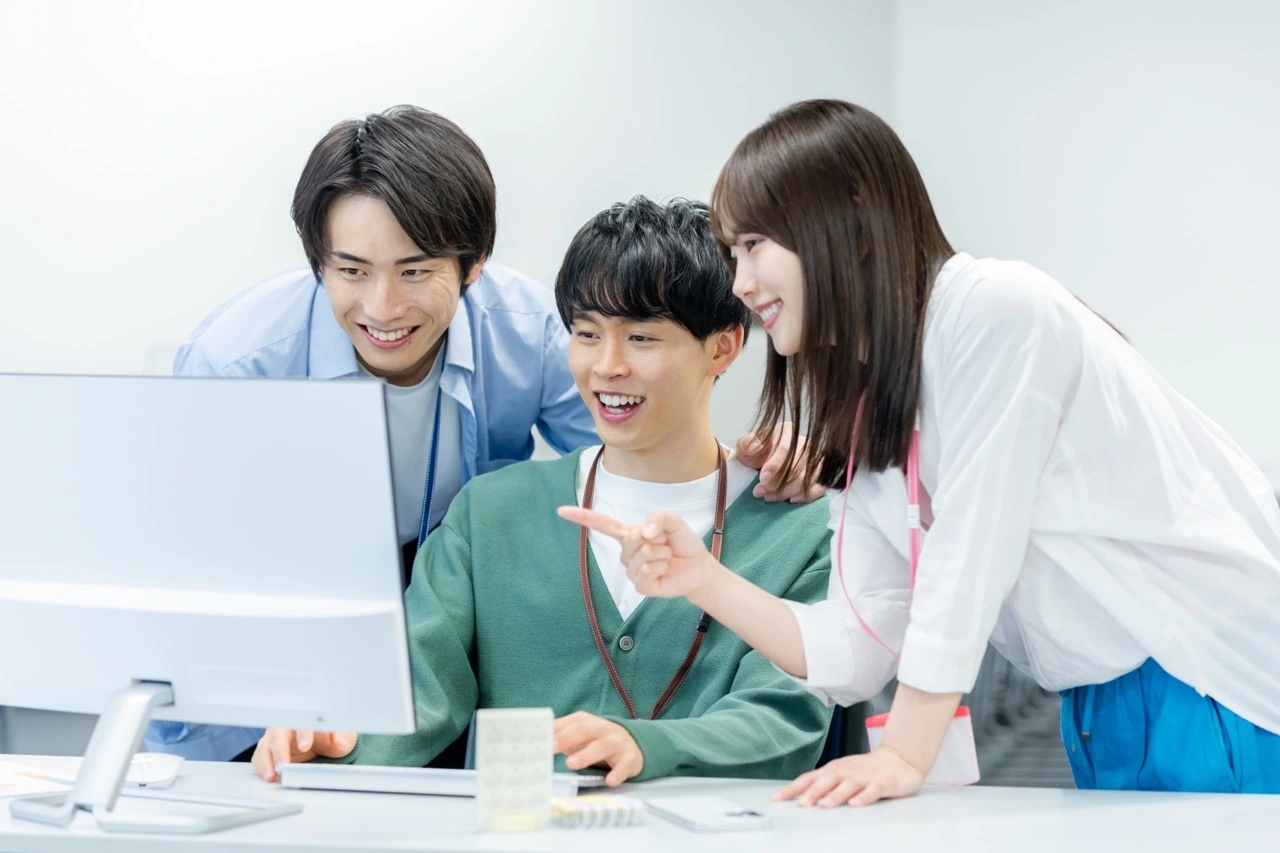 オフィスで笑うビジネスパーソン