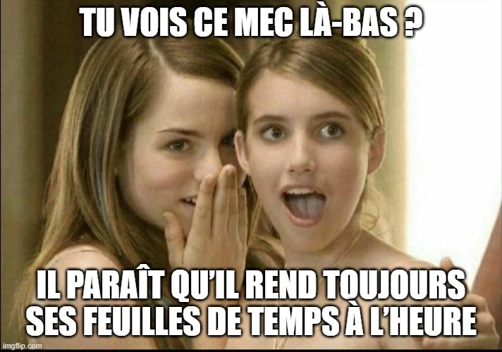 Deux filles en train de bavarder à propos d’un homme qui remet toujours ses feuilles de temps à l’heure.
