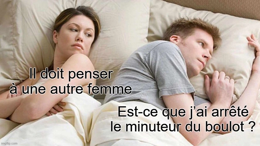 Mème de la femme regardant son copain qui n’arrive pas à dormir.