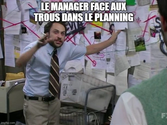 Un manager qui essaie de comprendre les plannings de l’équipe sur un tableau en désordre.