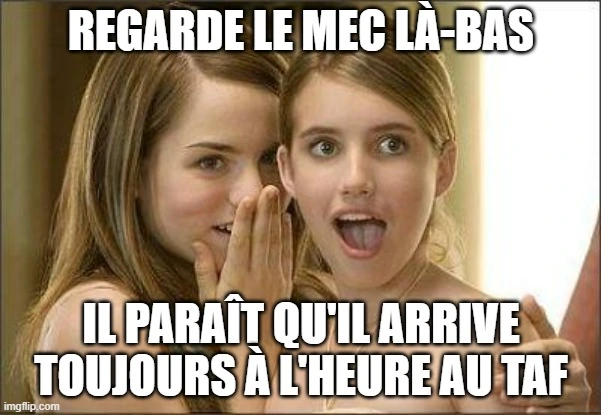 Deux filles parlant d'un homme qui arrive à l’heure au travail.