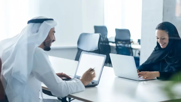 موظفون إماراتيون يعملون في ساعات العمل في الإمارات