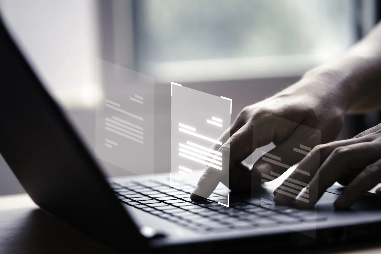 Kobieta przy komputerze wykorzystuje techniki na przechytrzenie monitoringu.