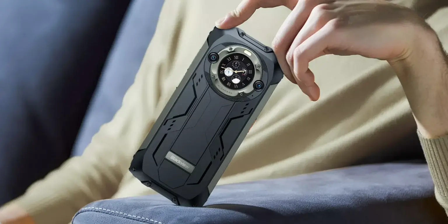 Vista trasera del teléfono resistente Blackview BV9300 Pro con cámara circular y diseño de esfera de reloj.