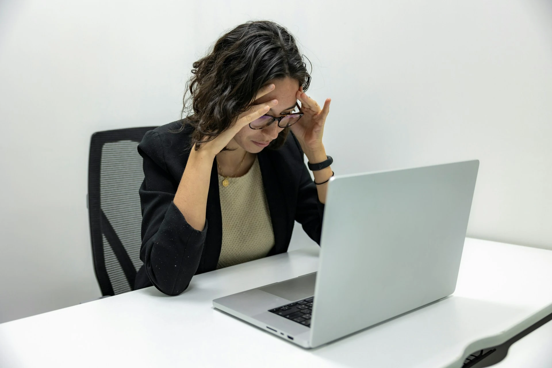 una mujer sentada frente a una computadora portátil