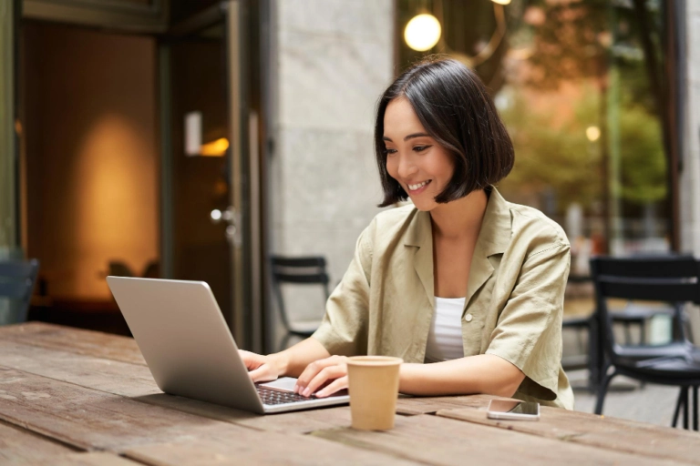 カフェでPC作業をする女性