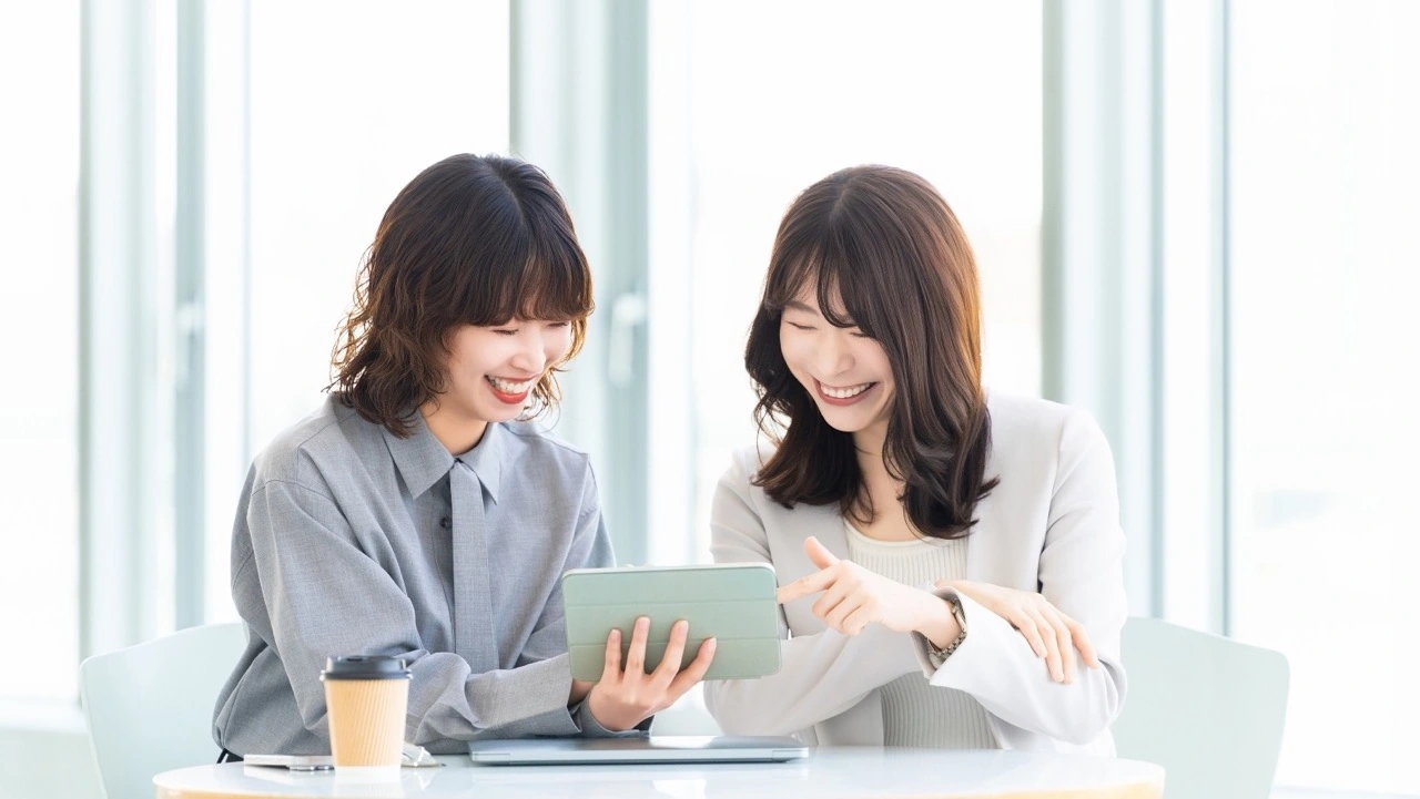 笑顔で会話する2人の女性