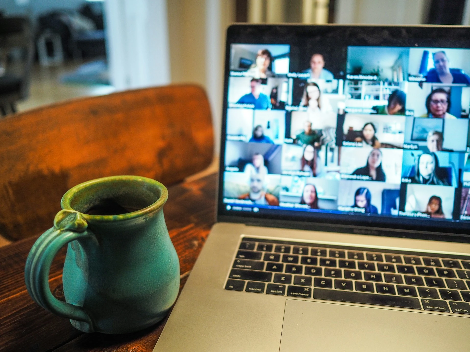 MacBook Pro mostrando un grupo de personas trabajando remotamente