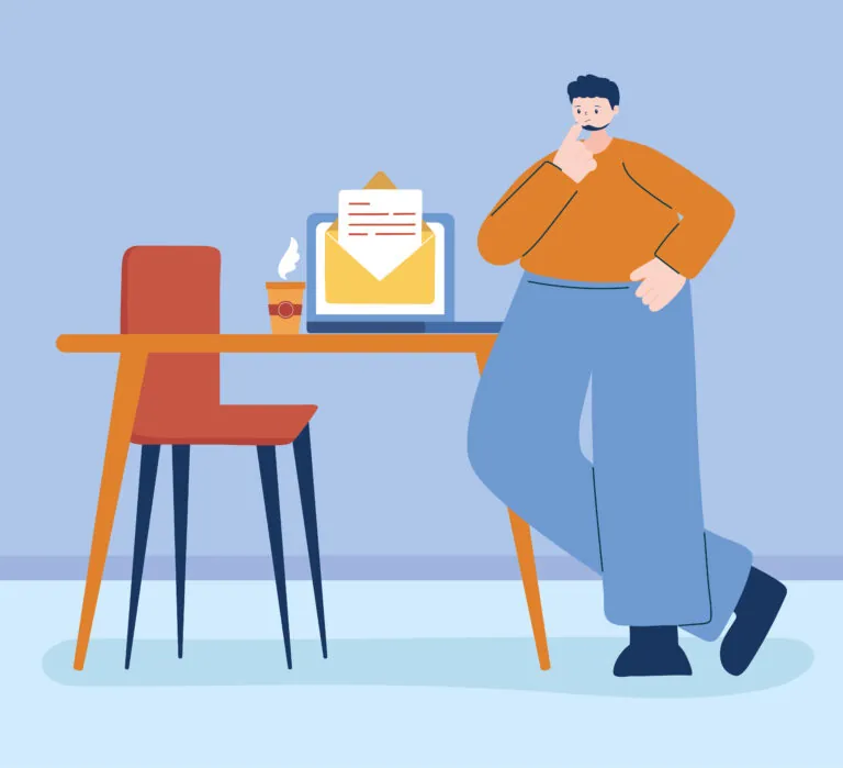Homem com notebook e carta de recusa de emprego dentro de um envelope