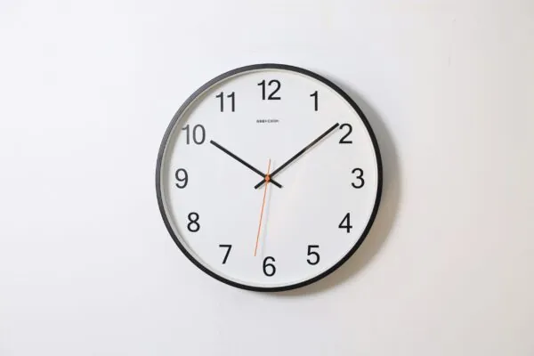 Reloj de pared con fondo blanco
