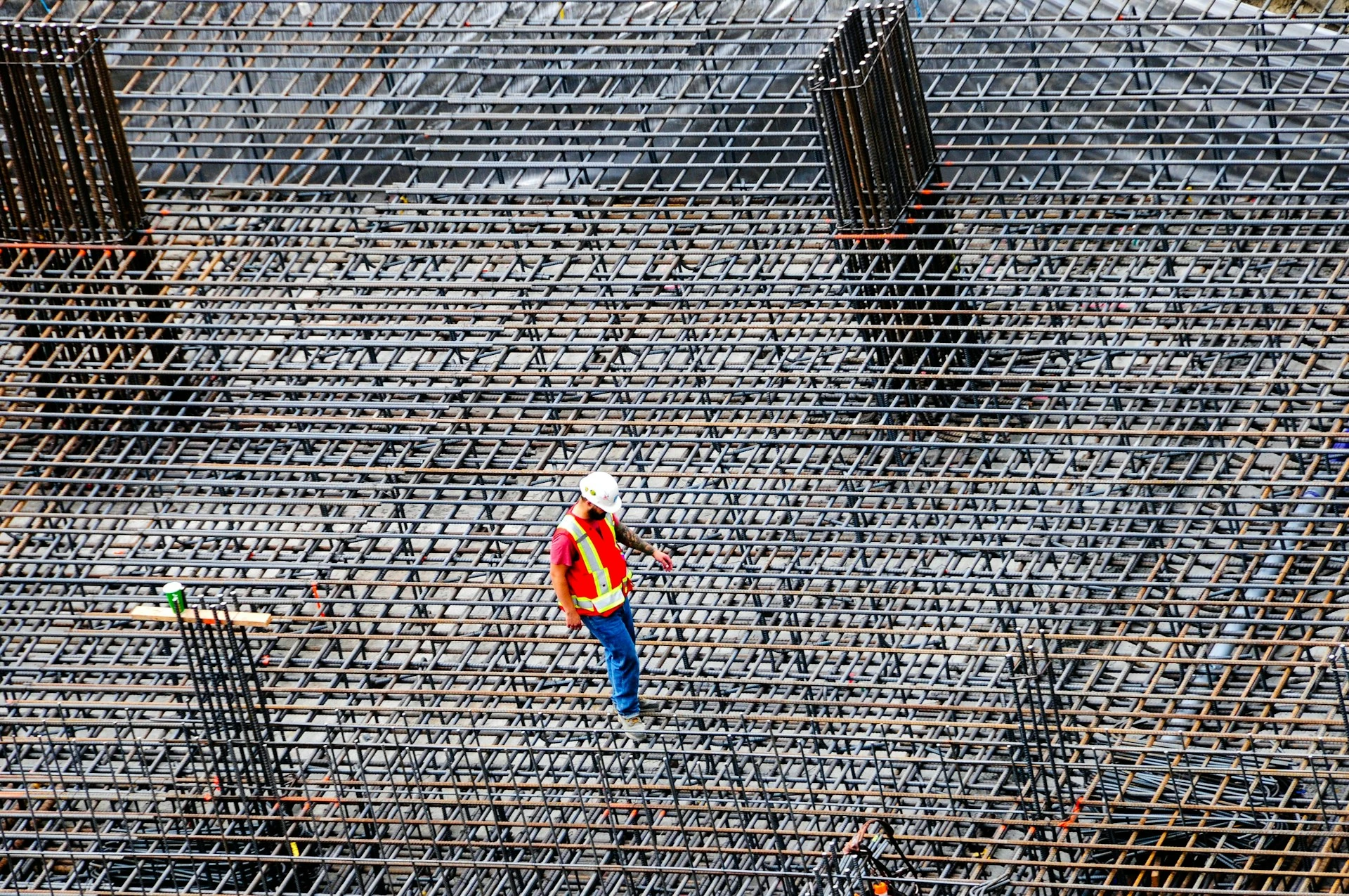 Un obrero de la construcción revisa las barras de refuerzo en una obra.