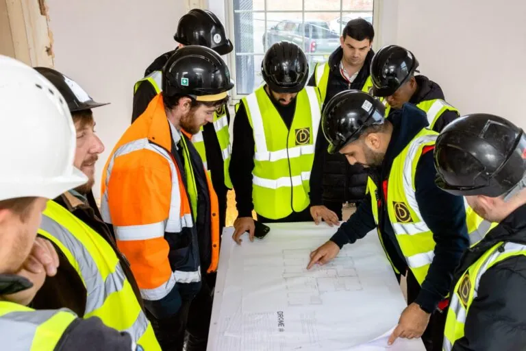 مقاولون يتفحصون رسومات المشروع
