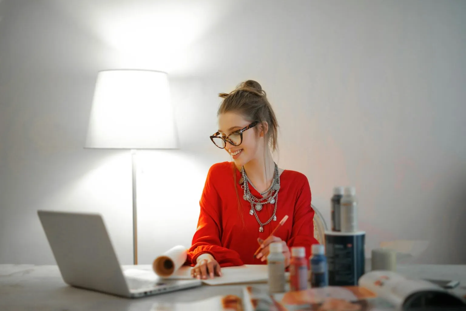 Kobieta szukająca pracy zdalnej na laptopie.