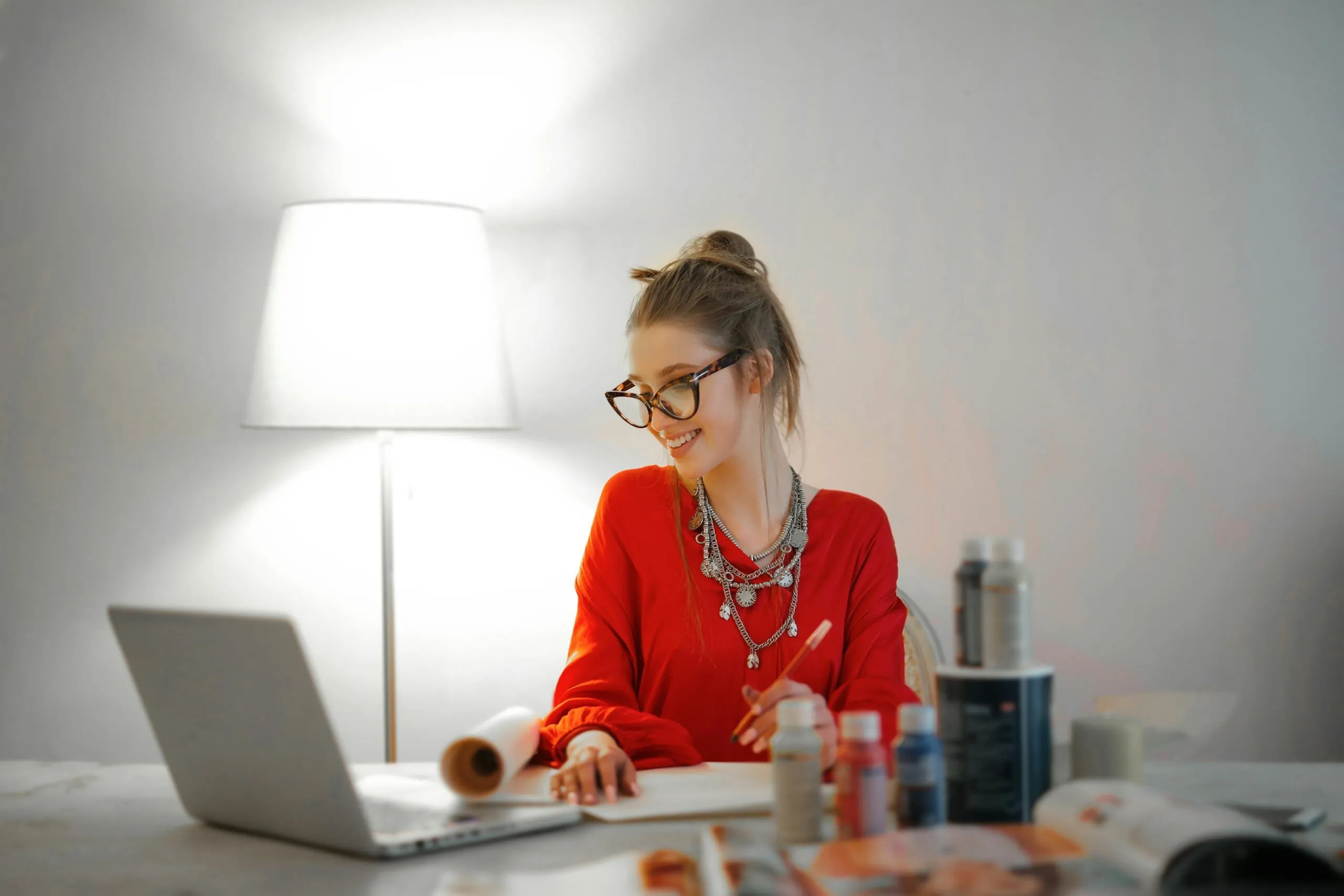 Une femme sur son ordinateur portable à la recherche d'un emploi à distance