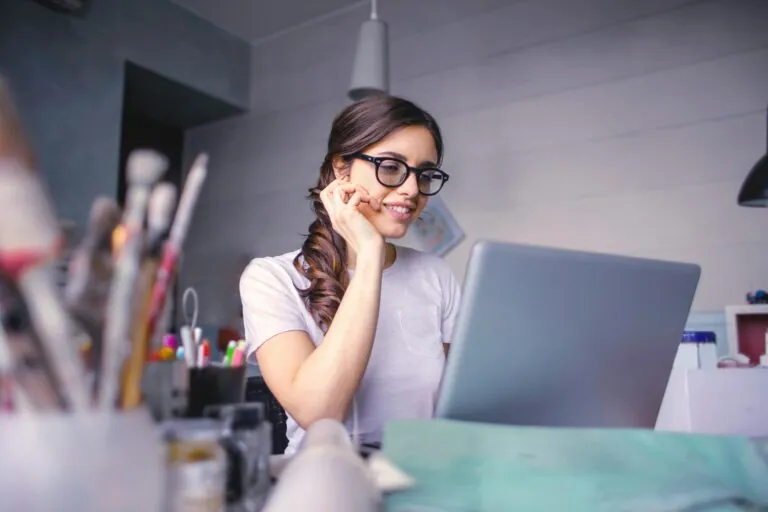 Jovem no notebook após começar a trabalhar home office no Brasil