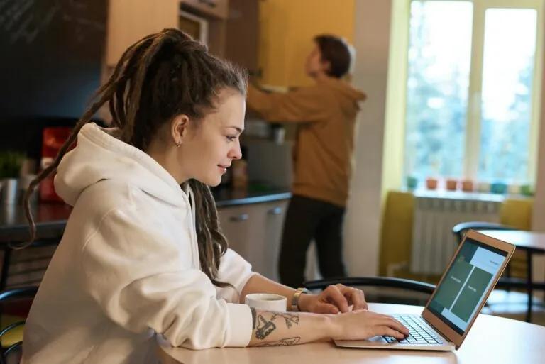 Mulher em seu notebook usando as ferramentas para trabalho home office
