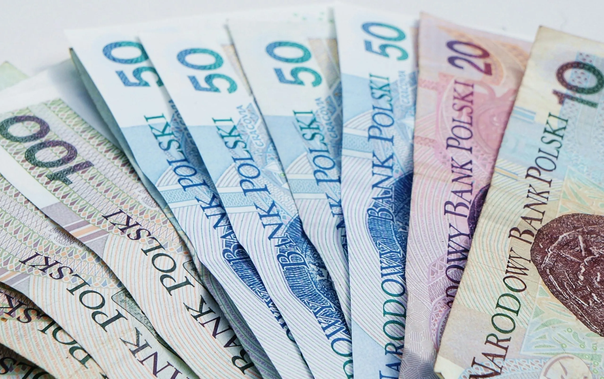 Zdjęcie banknotów o różnych nominałach.