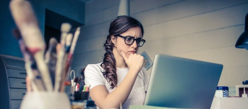 Photo d'une femme au travail, qui a du mal à se concentrer et à être productive.