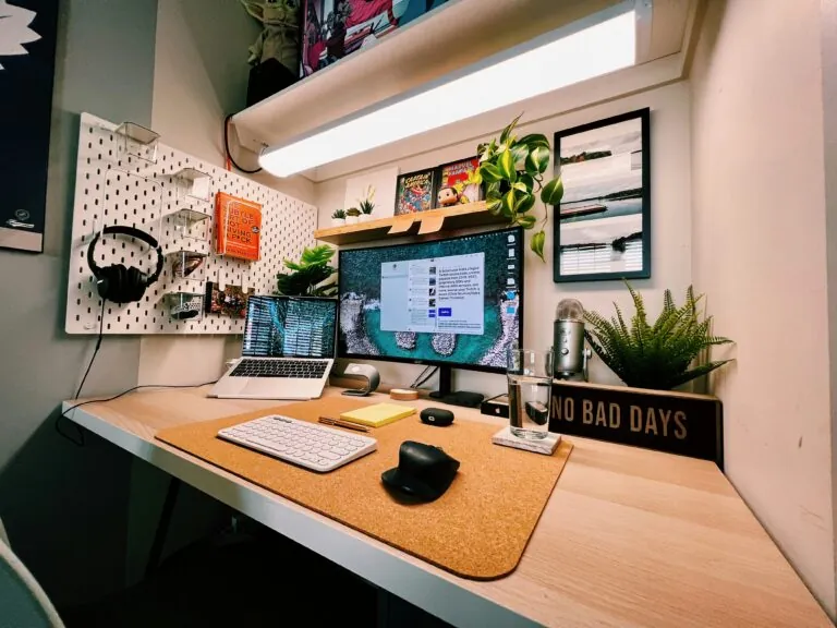 Picture of a work desk with a computer
